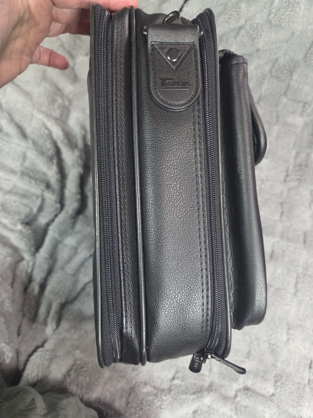 Targus Black Laptop Bag with Red Stitching - Picture 10 of 10